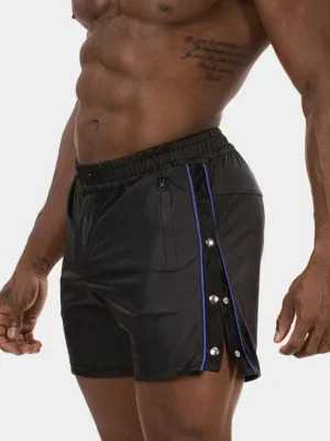 Vista lateral del short efecto piel Fuad de Barcode Berlin con ribete azul royal