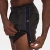 Detalle lateral del short Fuad negro royal de Barcode Berlin con botones a presión