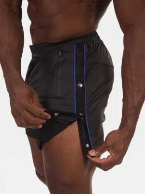 Detalle lateral del short Fuad negro royal de Barcode Berlin con botones a presión
