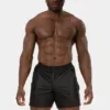 Modelo de frente con short efecto piel negro royal Fuad de Barcode Berlin