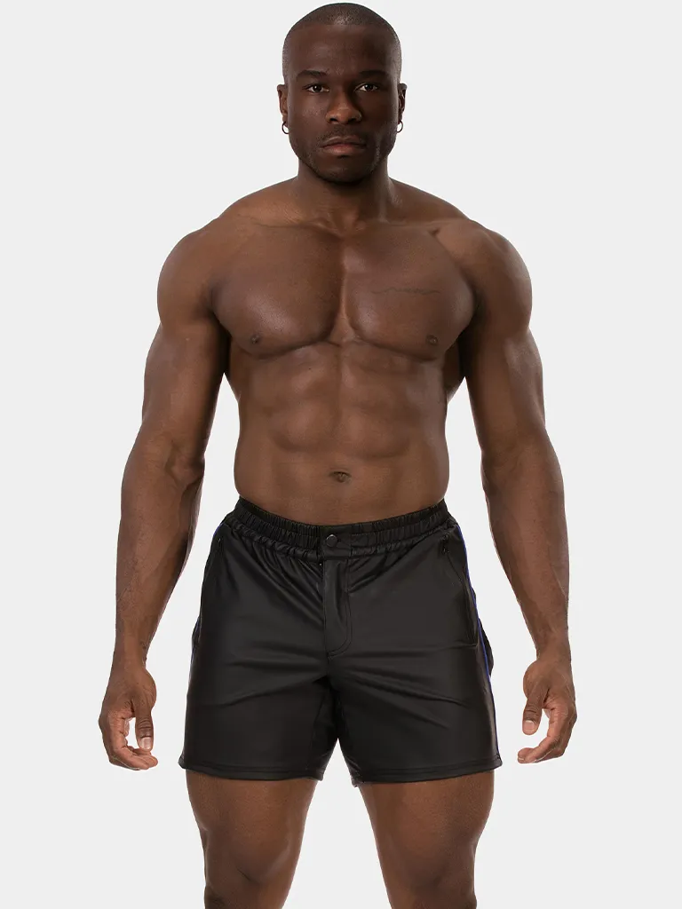 Modelo de frente con short efecto piel negro royal Fuad de Barcode Berlin