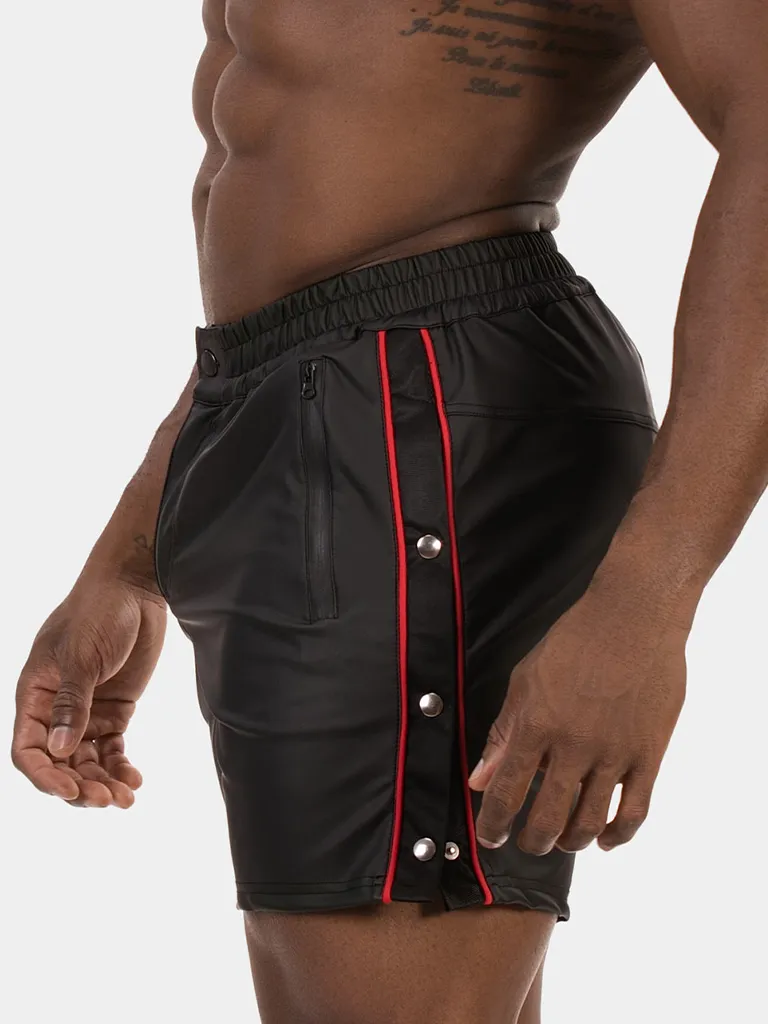 Detalle del short efecto piel Fuad negro rojo de Barcode Berlin con ribete rojo