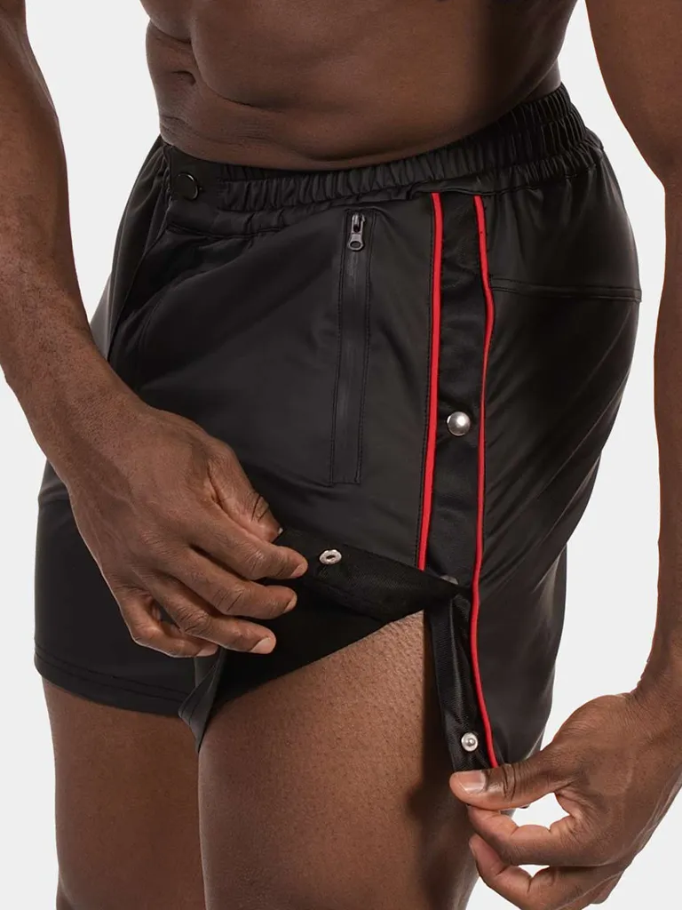 Detalle lateral del short Barcode Berlin Fuad negro rojo con bolsillo de cremallera y botones
