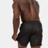 Vista trasera lateral del short efecto piel Fuad negro rojo de Barcode Berlin