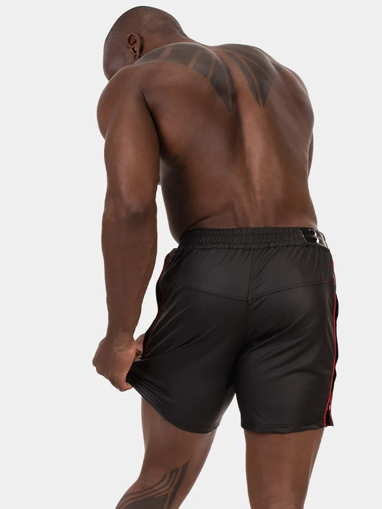 Vista trasera lateral del short efecto piel Fuad negro rojo de Barcode Berlin