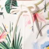 Detalle frontal short Code 22 Silken blanco con cintura elástica y estampado floral