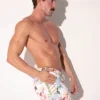 Detalle lateral short Code 22 Silken blanco con estampado floral y bolsillo lateral