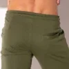 Detalle trasero con bolsillo welt derecho en verde oliva, Short Code 22 Silken Verde, Code 22