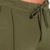 Detalle frontal de cinturilla elástica, cordón tonal y terminales metálicos, Short Code 22 Silken Verde, Code 22