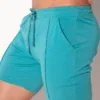 2. Vista lateral short Code 22 Silken teal liso con cintura elástica y cordón tonal