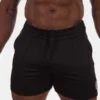 Detalle frontal del short deportivo Luka negro blanco de Barcode Berlin con cintura elástica