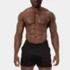 Modelo de frente con short deportivo negro Luka de Barcode Berlin