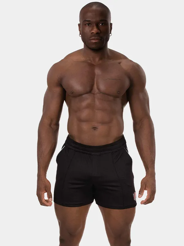Modelo de frente con short deportivo negro Luka de Barcode Berlin