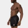 Vista lateral del short deportivo negro Luka de Barcode Berlin con ribete blanco