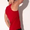 Camiseta de tirantes Code 22 Essential roja, detalle trasero del hombro y la espalda lisa