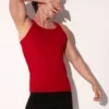 Camiseta de tirantes Code 22 Essential roja, vista frontal tres cuartos con ajuste slim fit