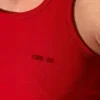 Camiseta de tirantes Code 22 Essential roja, detalle del logo CODE 22 en el pecho