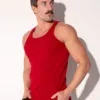 Camiseta de tirantes Code 22 Essential roja, vista lateral con escote redondeado