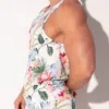Vista lateral izquierda con caída suave del tejido y print floral, Camiseta Tirantes Code 22 Silken Blanca, Code 22
