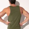 Detalle posterior de sisa y escote trasero redondeado en tejido khaki, Camiseta Tirantes Code 22 Silken Khaki, Code 22