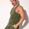 Vista lateral derecha con conjunto tanktop y pantalón cargo khaki, Camiseta Tirantes Code 22 Silken Khaki, Code 22
