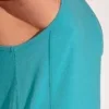 Detalle lateral de sisa amplia y tejido teal con costura de panel visible, Camiseta Tirantes Code 22 Silken Teal, Code 22