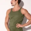Camiseta de tirantes Code 22 Train canalé khaki, vista frontal tres cuartos con logo tonal