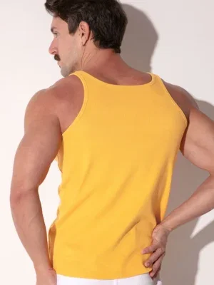 Camiseta de tirantes Code 22 Train canalé mostaza, detalle trasero del tejido canalé