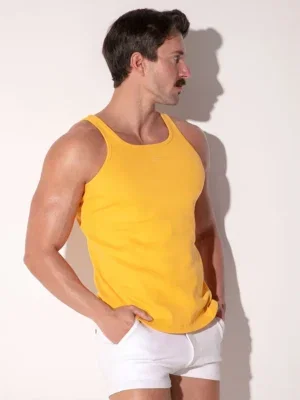 Camiseta de tirantes Code 22 Train canalé mostaza, vista lateral izquierda con escote redondeado