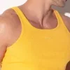 Camiseta de tirantes Code 22 Train canalé mostaza, detalle frontal con escote redondeado y logo