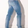 Vista lateral trasera pantalón vaquero azul claro con bolsillo y label Code 22 - Pantalón Vaquero Code 22 Azul