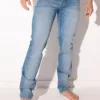 Frontal completo pantalón vaquero azul claro con camiseta tirantes blanca - Pantalón Vaquero Code 22 Azul