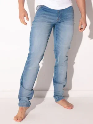 Frontal completo pantalón vaquero azul claro con camiseta tirantes blanca - Pantalón Vaquero Code 22 Azul