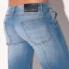 Detalle label Code 22 y bolsillo trasero en pantalón vaquero azul claro - Pantalón Vaquero Code 22 Azul