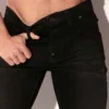 Vista tres cuartos trasera vaquero negro de punto elástico corte recto - Pantalón Vaquero Code 22 Negro
