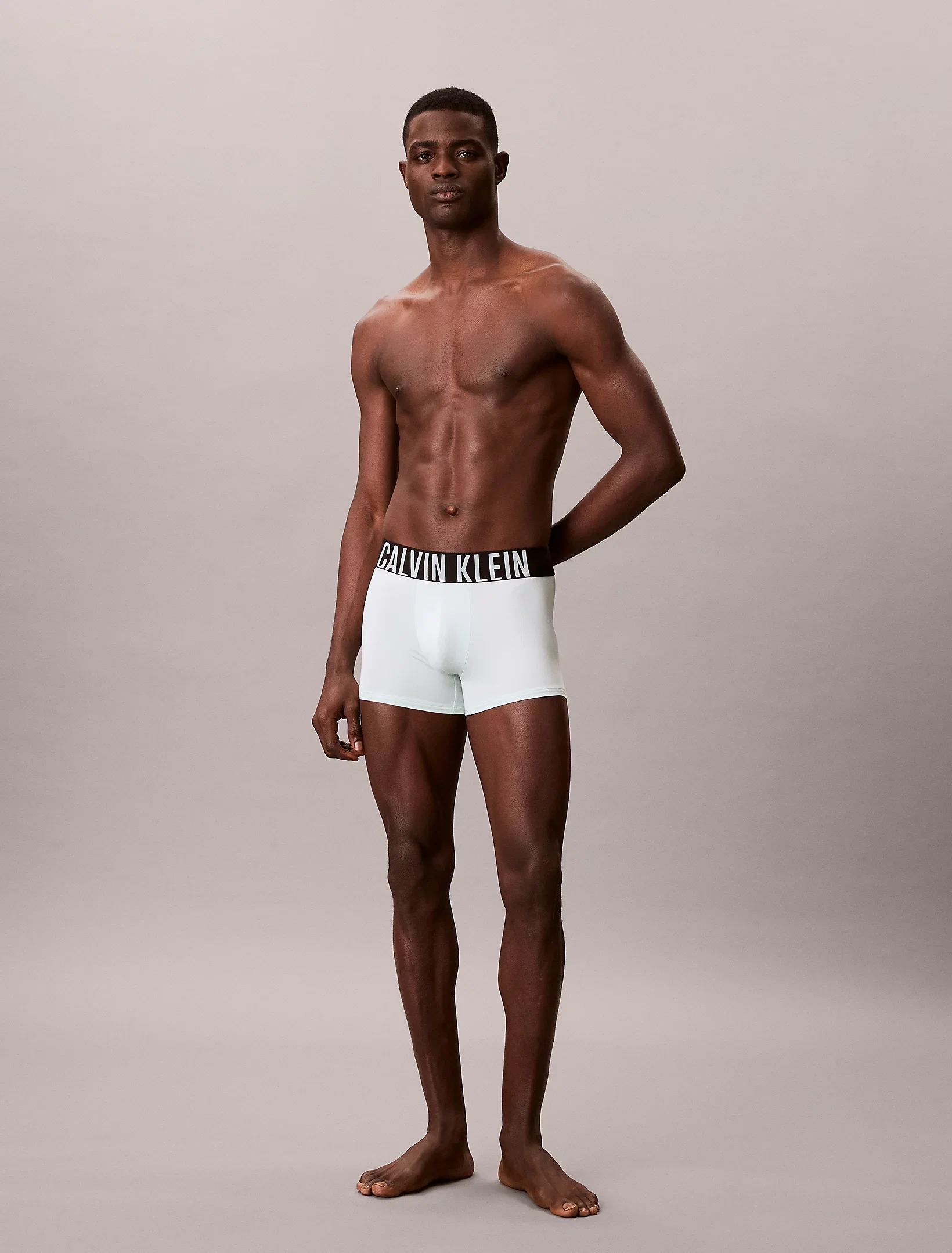 Modelo con bóxer Calvin Klein Intense Power Micro glacier mist y cinturilla negra con logo grande.