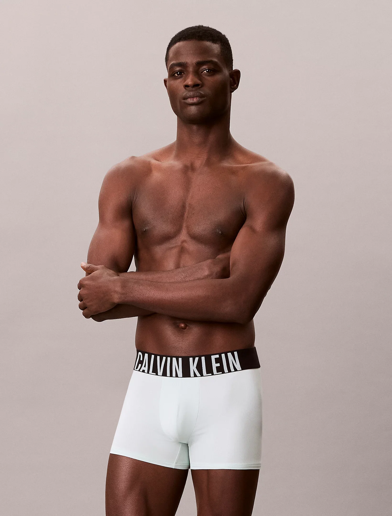 Vista frontal del Pack 3 Boxers Calvin Klein Intense Power Micro con cinturilla negra Calvin Klein.