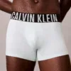 Detalle frontal del bóxer Calvin Klein Intense Power Micro con bolsillo de soporte y microfibra lisa.