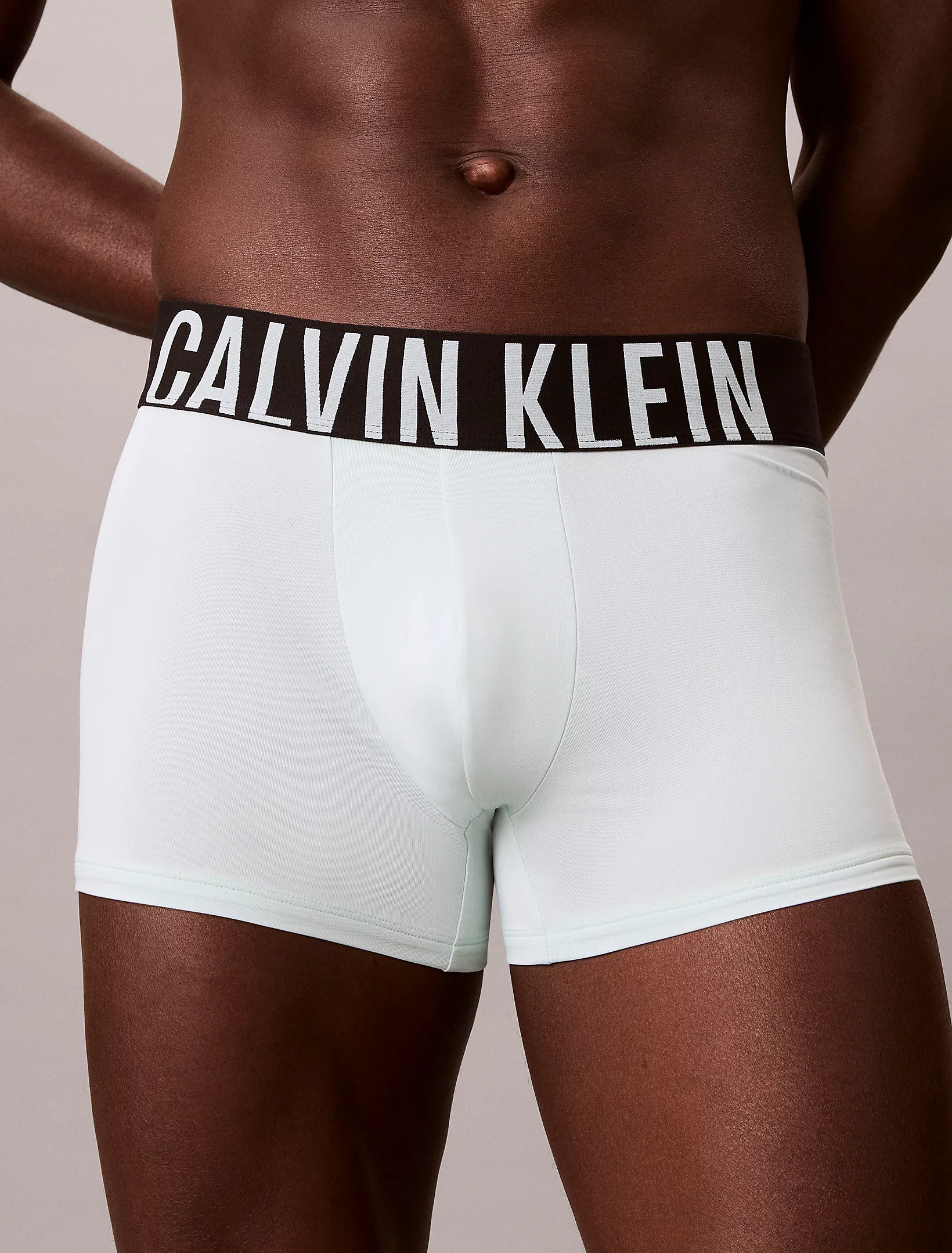 Detalle frontal del bóxer Calvin Klein Intense Power Micro con bolsillo de soporte y microfibra lisa.