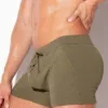 Vista lateral bañador boxer khaki Code 22 New York mostrando corte corto y perfil de cintura