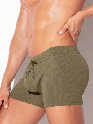 Vista lateral bañador boxer khaki Code 22 New York mostrando corte corto y perfil de cintura
