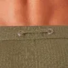 Primer plano ojales metálicos con logo Code 22 grabado sobre tejido waffle verde oliva — New York Boxer