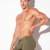 Bañador boxer khaki Code 22 New York, vista frontal izquierda con cordón decorativo y textura waffle