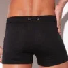 Bañador boxer negro Code 22 New York, vista trasera close-up con ojales metálicos en cintura