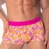 Primer plano frontal del boxer con la mano en la cadera, bañador boxer push up Code 22 San Diego