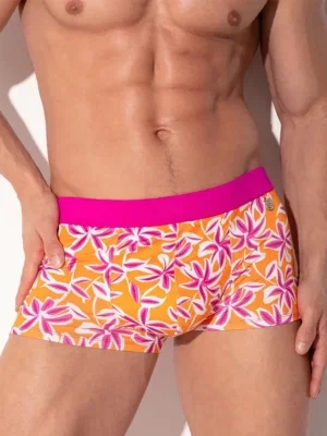 Primer plano frontal del boxer con la mano en la cadera, bañador boxer push up Code 22 San Diego