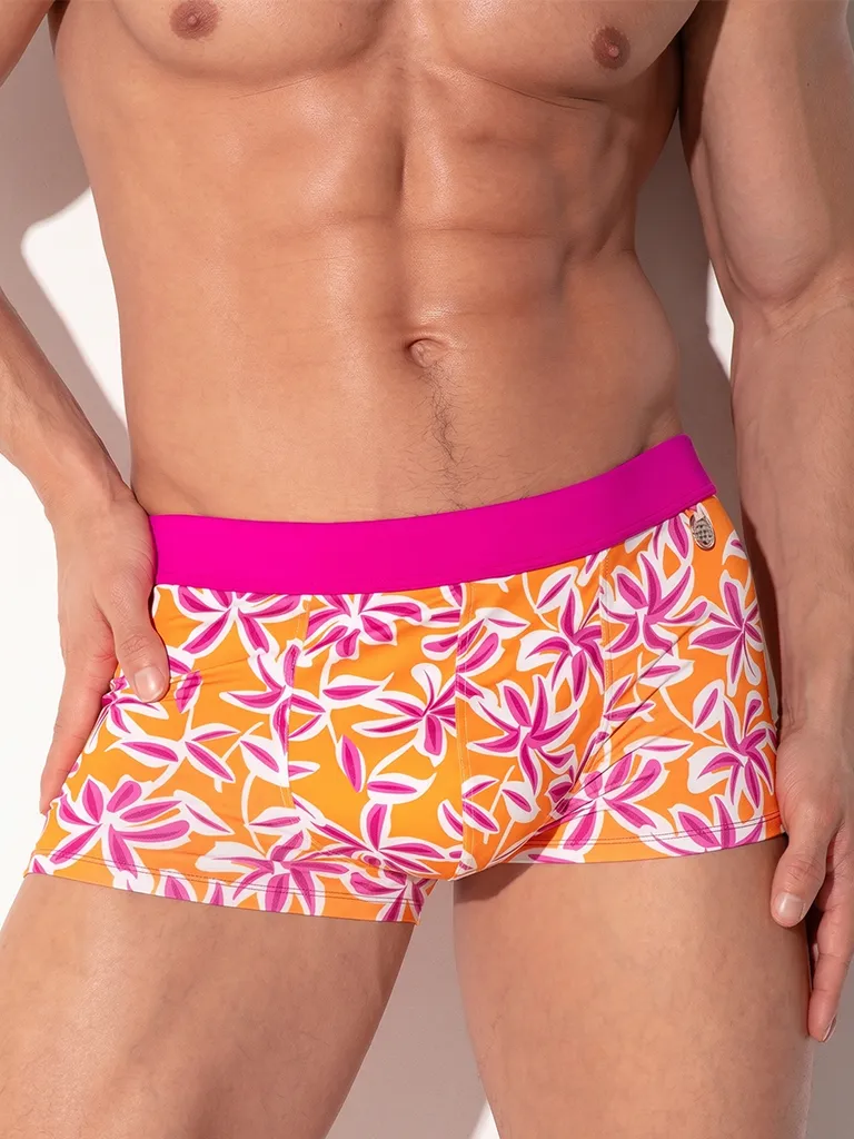 Primer plano frontal del boxer con la mano en la cadera, bañador boxer push up Code 22 San Diego