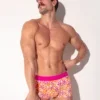 Modelo de pie con la mano en la cadera, bañador boxer push up Code 22 San Diego