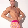 Modelo de perfil con las manos en las caderas, bañador boxer push up Code 22 San Diego