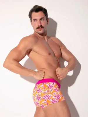 Modelo de perfil con las manos en las caderas, bañador boxer push up Code 22 San Diego